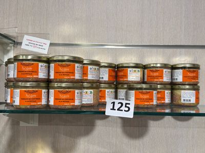 de nombreux bocaux de conserve sur une étagère en verre dans un magasin