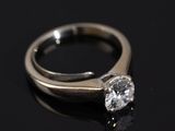 Gros plan sur une bague en diamant posée sur une surface noire