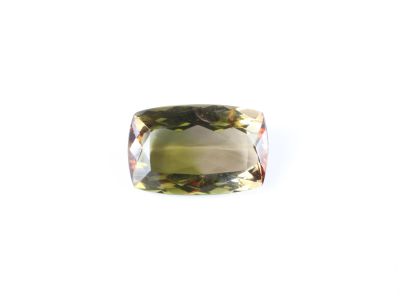une tourmaline verte sur fond blanc
