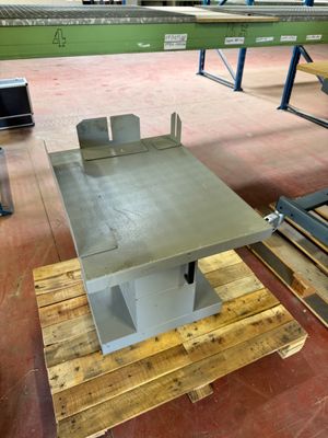 une table posée sur une palette dans un entrepôt