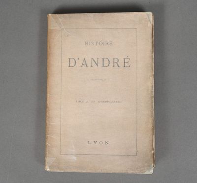 gros plan d'un livre posé sur une table à fond gris