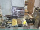 une vitrine en verre contenant divers objets
