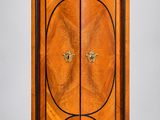 une armoire Art déco à deux portes et deux tiroirs