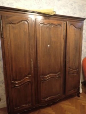 une photo d'une armoire en bois dans un salon