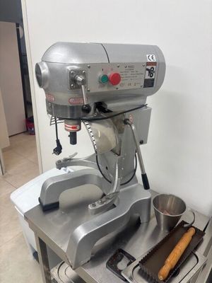 une machine à beignets posée sur une table