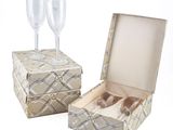 Deux verres à vin vides se trouvent dans une boîte à carreaux.