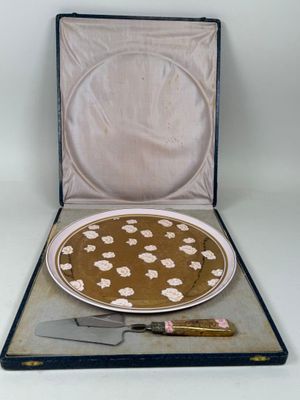 une pizza dans une boîte, avec un couteau à côté