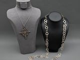 deux colliers et un collier posé sur un présentoir pour mannequin