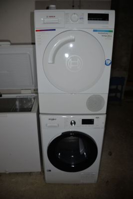 une machine à laver blanche et un sèche-linge placés l'un à côté de l'autre