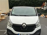 une camionnette blanche garée dans un parking