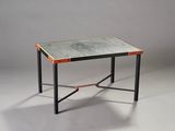 une petite table avec un plateau en verre et des pieds en métal
