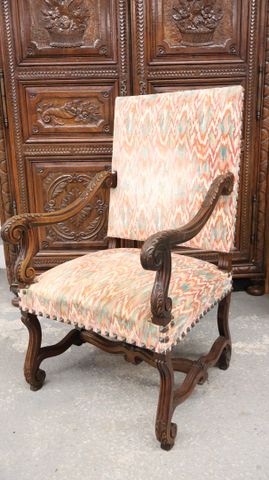 Fauteuil de style Louis XIV en bois sculpté d’acanthes ; accotoir...