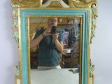 un homme se prenant en photo dans un miroir