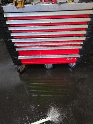une photo d'une boîte à outils dans un garage
