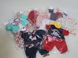 beaucoup de vêtements de bébé dans le sac posé sur la table