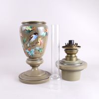 Lampe à pétrole en opaline beige taupe, à décor d'un oiseau … (photo 3)