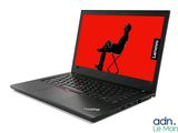un ordinateur portable noir avec un écran rouge sur fond blanc