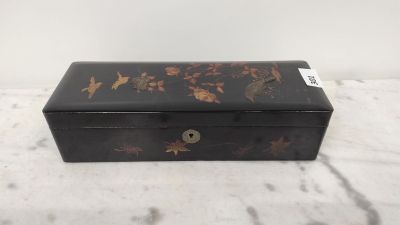 Boîte à gants en bois laqué à décor de fleurs et oiseaux et …