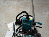 une photo montrant un tas d'outils par terre
