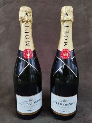 deux bouteilles de champagne Moët & Chandon posées l'une à côté de l'autre