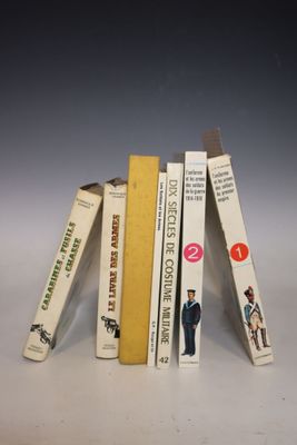 plusieurs livres sont empilés sur une table