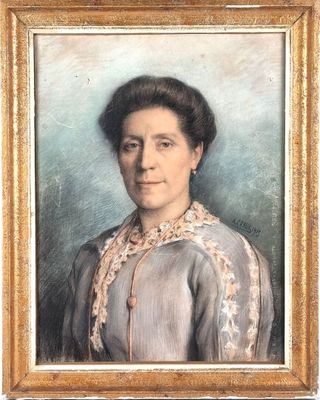 un vieux tableau représentant une femme en robe grise, dans un cadre doré