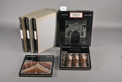 trois livres posés sur une table, avec une image de château en arrière-plan