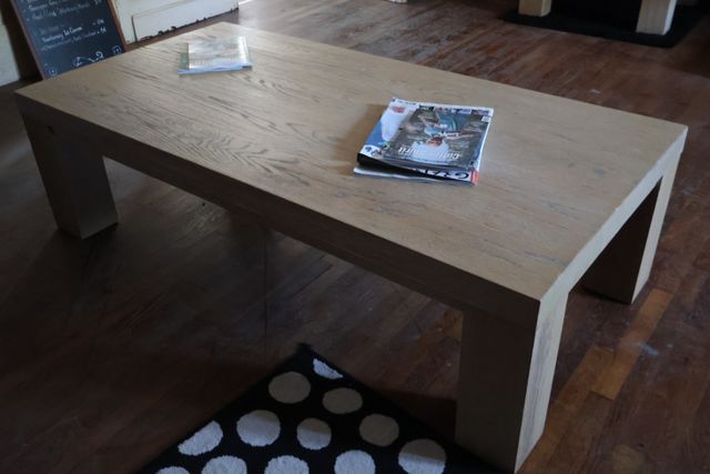 Table basse moderne finition chêne cérusé plateau rectangulaire