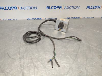une photo d'un câble branché à un appareil électrique posé sur une table