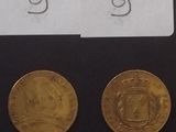 deux pièces d'or posées l'une à côté de l'autre sur une table