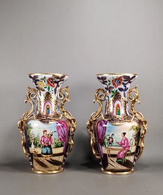 paire de vases ornés d'une scène représentant une femme et un homme assis sur un banc