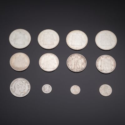 un assortiment de pièces d'argent sur un fond noir