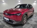 Le SUV Mazda CX-HR rouge est garé sur un sol à damier