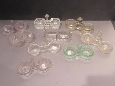 beaucoup de plats et de saladiers en verre sur la table