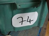 une boîte verte sur laquelle est collé un autocollant portant l'inscription « f4 »