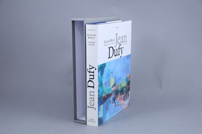 un livre posé sur une table