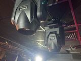 deux lampes suspendues au plafond de la pièce