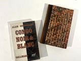 deux livres posés l'un à côté de l'autre sur une table