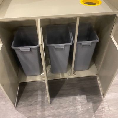 deux bacs posés sur le côté d'une armoire