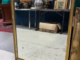 un miroir posé sur le sol d'une pièce