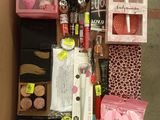 une boîte contenant du maquillage et d'autres produits de beauté posée par terre