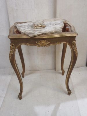 89.56 - CONSOLE DE STYLE LOUIS XV EN BOIS DORE, DESSUS MARBR…