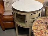 deux chaises et une table dans une pièce où il y a beaucoup de meubles