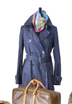 plusieurs bagages et un manteau sur un mannequin, un mannequin, un mannequin, un mannequin, un mannequin, un mannequin, un mannequin, un mannequin, un mannequin, un mannequin, un mannequin, un mannequin, un mannequin, un mannequin, un mannequin, un mannequin, un mannequin, un mannequin, un mannequin, un mannequin, un mannequin, un mannequin, un mannequin, un mannequin, un mannequin, un mannequin, un mannequin, un mannequin, un mannequin, un mannequin, un mannequin, un mannequin, un mannequin, un mannequin,