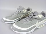 Baskets Nike Air Max grises et blanches sur fond blanc