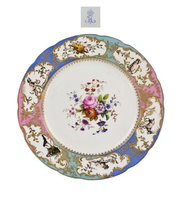 une assiette ornée d'un motif floral sur fond blanc
