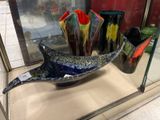 un bol en verre posé sur une table