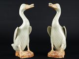 paire de canards chinois vernissés en blanc et vert, sur socle