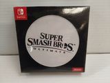 Le jeu « Super Smash Bros. Ultimate Edition » pour Nintendo Wii se trouve dans la boîte