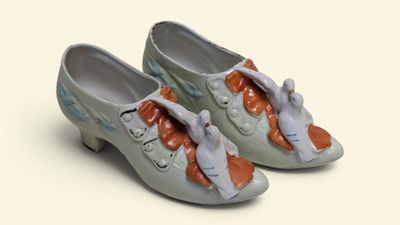 Paire de souliers de style XVIIIe siècle en biscuit polychro…
